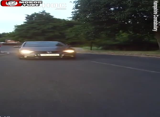 Video :During a pursuit, a motorcycle and a fugitive police officer clash